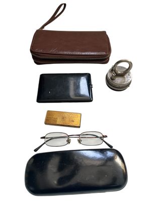 une paire de lunettes, un portefeuille et une paire de lunettes sur fond blanc