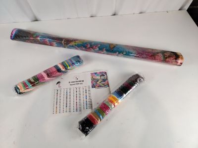 trois stylos posés les uns à côté des autres sur une table