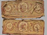 deux morceaux de tissu ornés de motifs floraux sur un fond gris