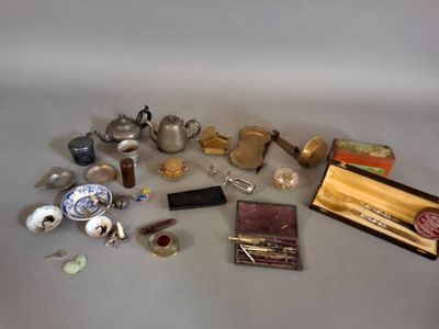 un grand nombre d'objets posés sur une table