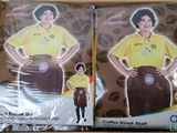 emballage contenant deux sachets de gâteau au chocolat, sur lequel figure une femme vêtue d'un t-shirt jaune
