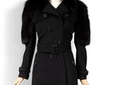 un manteau noir à col de fourrure sur un mannequin