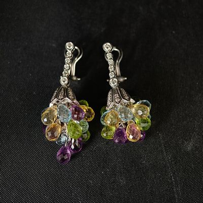 une paire de boucles d'oreilles ornées de pierres multicolores