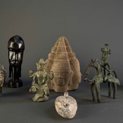 un grand nombre de statues posées sur une table