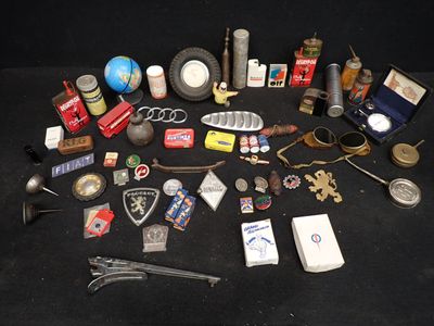 un grand nombre d'objets posés sur une table