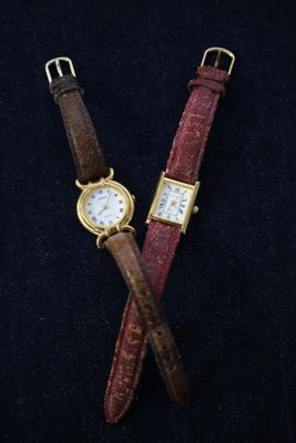 deux montres posées l'une à côté de l'autre sur une surface noire