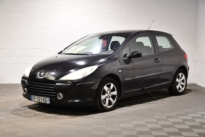 la photo d'une petite voiture noire garée dans un garage