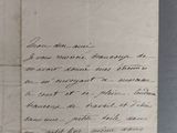une vieille lettre écrite à la main sur un morceau de papier avec une écriture dessus
