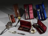 de nombreux types d'argenterie et de cuillères sur la table