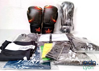 Lot d'équipements pour sports de combat : contient 2 paires …