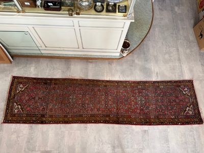un grand tapis posé à même le sol dans une pièce