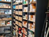 une pièce avec beaucoup de boîtes et de cartons sur les étagères