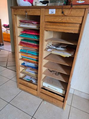 un meuble sur lequel s'entassent de nombreux papiers