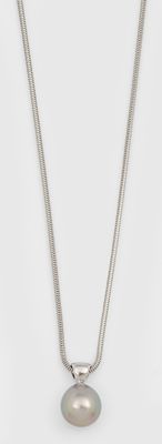 un pendentif en perle blanche suspendu à une chaîne en argent, sur fond blanc