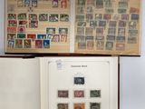 un livre ouvert avec des timbres, posé sur une table
