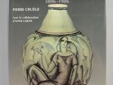 un livre sur lequel figure l'image d'une femme assise dans un vase
