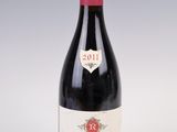 une bouteille de vin rouge avec une étiquette dessus