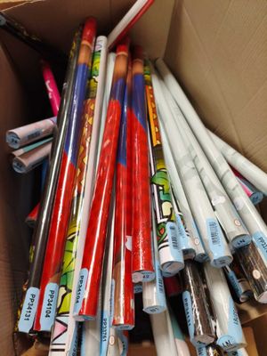 une boîte remplie de stylos et de crayons qui s'y trouvent