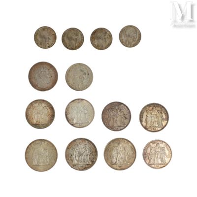 gros plan d'un paquet de pièces de monnaie sur une surface blanche
