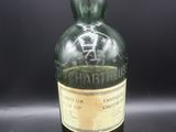 une vieille bouteille de whisky posée sur une table