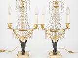 une paire de lampes de table en laiton et en cristal
