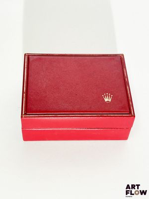 une image représentant une boîte rouge surmontée d'une couronne