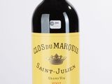 la bouteille de vin est posée sur la table à côté du verre