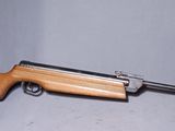 une image représentant un pistolet jouet muni d'une crosse en bois, sur fond blanc
