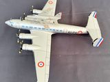 une maquette d'avion posée sur une table