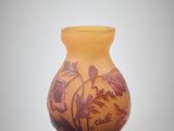 un vase jaune orné d'un motif floral