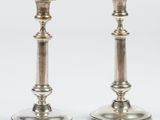 paire de chandeliers en argent sur fond blanc