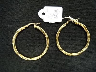 deux boucles d'oreilles en anneau dorées avec une étiquette de prix sur fond noir