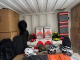 de nombreux cartons et casques à l'arrière d'un camion de déménagement