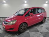 la photo d'une voiture rouge garée dans un garage