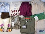 beaucoup de vêtements qui restent sur une étagère