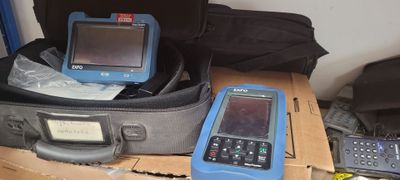 un étui bleu sur lequel est posé un téléphone portable