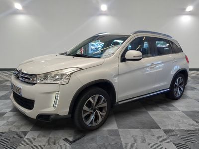 le 4x4 blanc est garé sur un carrelage à carreaux