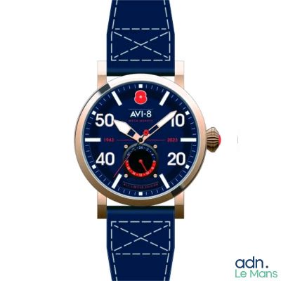un gros plan d'une montre sur fond blanc, avec un bracelet bleu