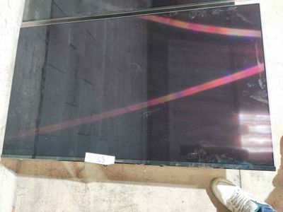 une personne debout devant un écran de télévision