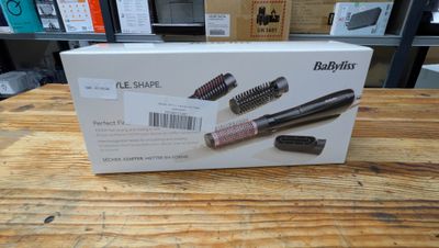 une boîte contenant trois types différents de brosses à cheveux, posée sur une table