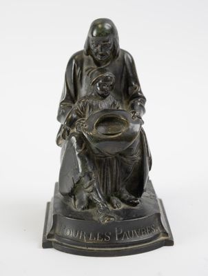statue en bronze représentant une femme tenant un bébé sur ses genoux