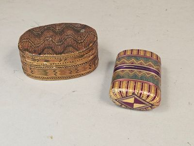 Boite ovale en marqueterie de paille XIXe à décor de vaguele…