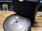 un robot posé sur une table en bois