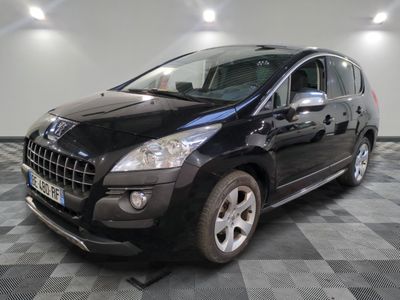 la photo d'une voiture noire garée dans un garage