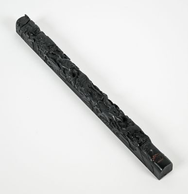 une image représentant un stylo noir posé sur une surface blanche