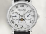 une image d'un gros plan d'une montre-bracelet avec des chiffres romains