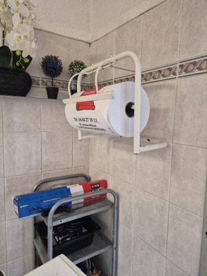un distributeur de papier toilette dans un coin de la salle de bains