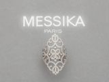 un gros plan d'une bague en diamant portant l'inscription « Messika Paris »