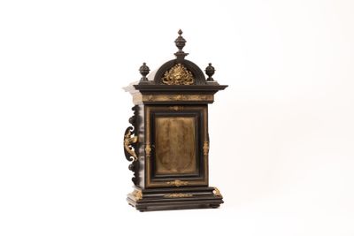 une horloge noire et or sur fond blanc