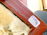 une personne tenant un morceau de tissu sur lequel est collé un autocollant